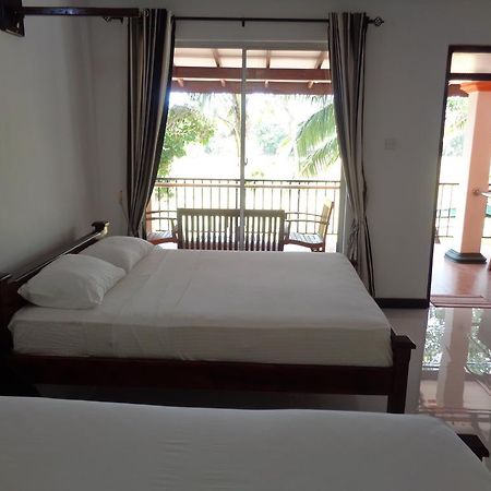 Man Guest Polonnaruwa Hotel Bagian luar foto