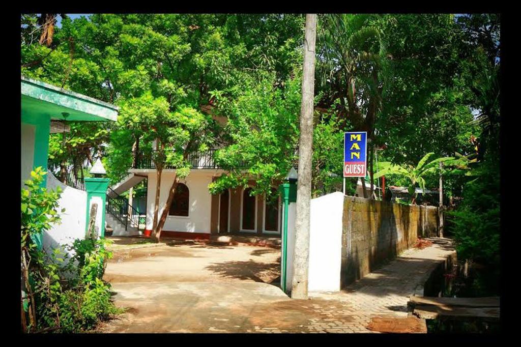 Man Guest Polonnaruwa Hotel Bagian luar foto