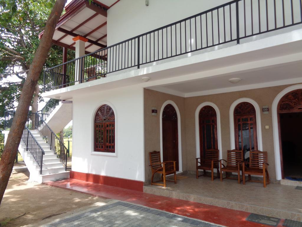 Man Guest Polonnaruwa Hotel Bagian luar foto
