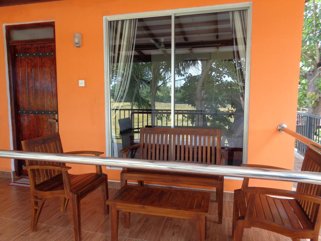 Man Guest Polonnaruwa Hotel Bagian luar foto