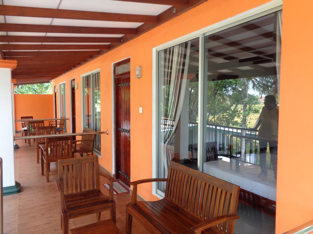 Man Guest Polonnaruwa Hotel Bagian luar foto