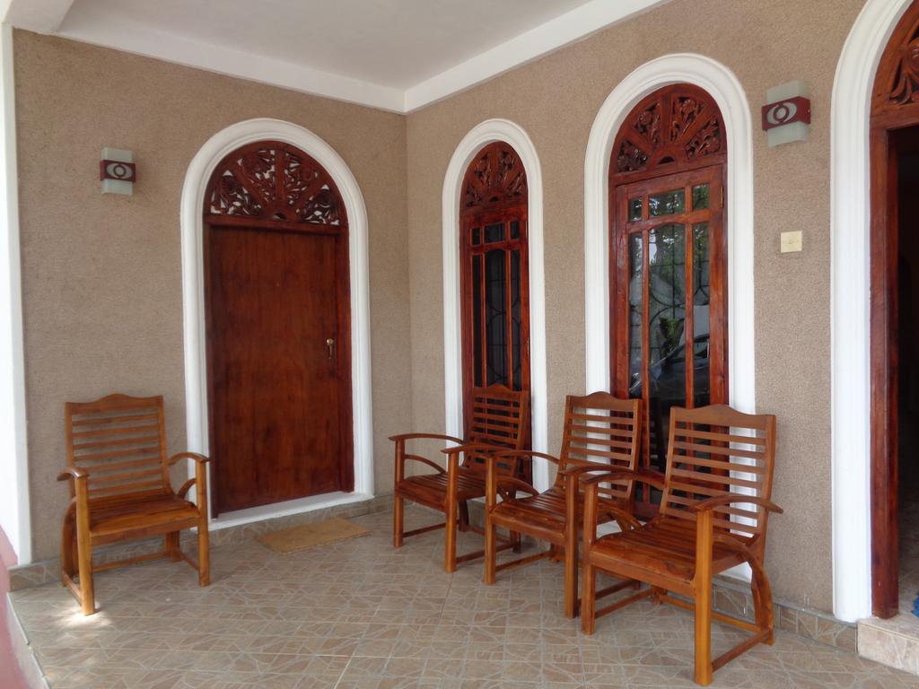 Man Guest Polonnaruwa Hotel Bagian luar foto