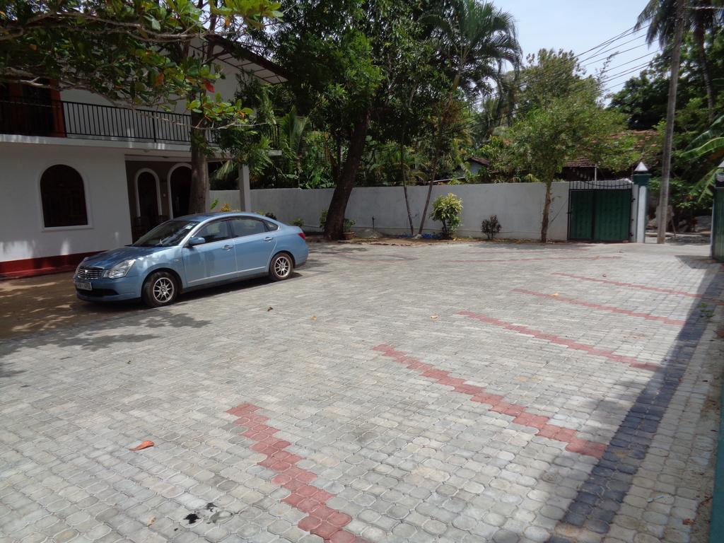 Man Guest Polonnaruwa Hotel Bagian luar foto