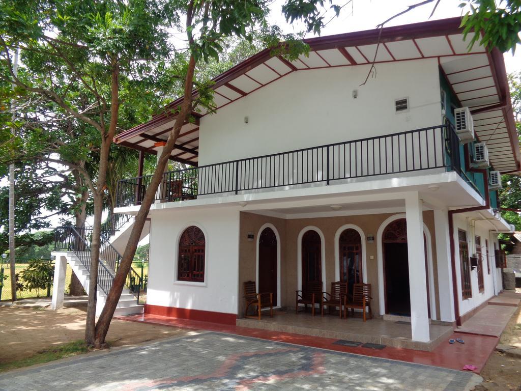 Man Guest Polonnaruwa Hotel Bagian luar foto