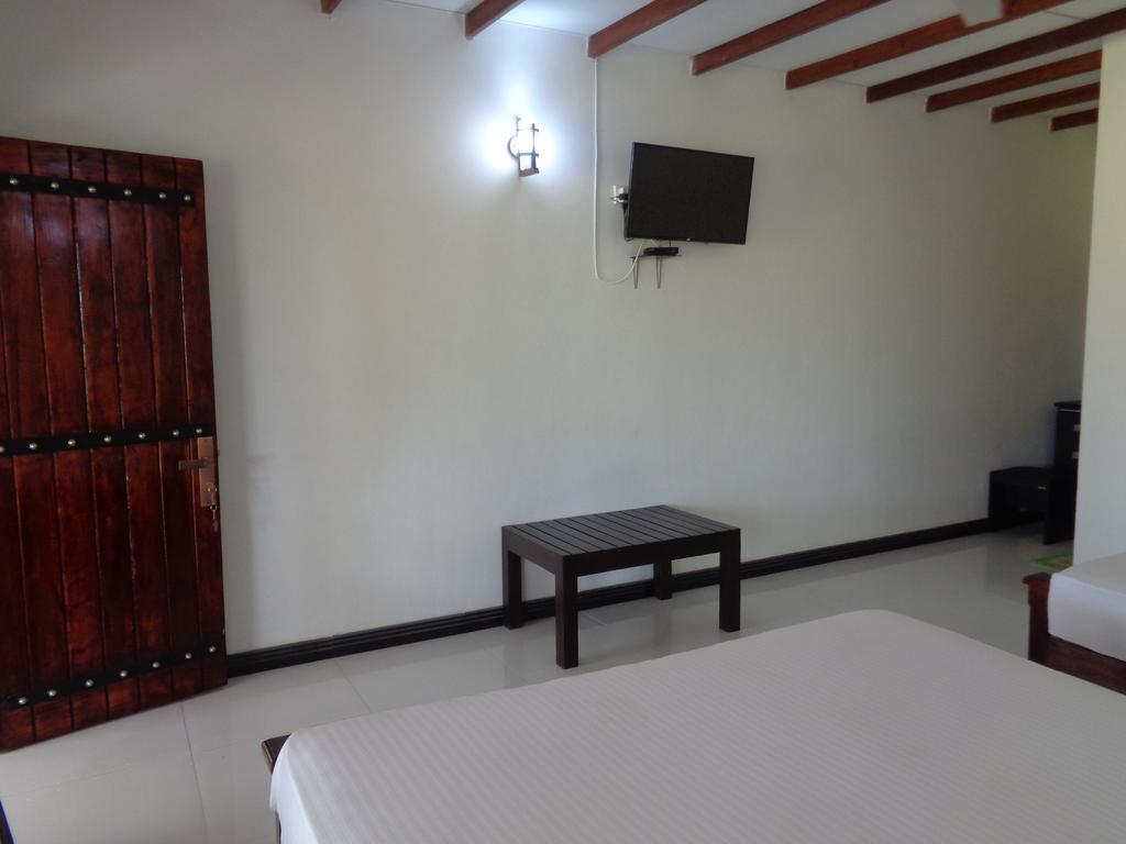 Man Guest Polonnaruwa Hotel Bagian luar foto