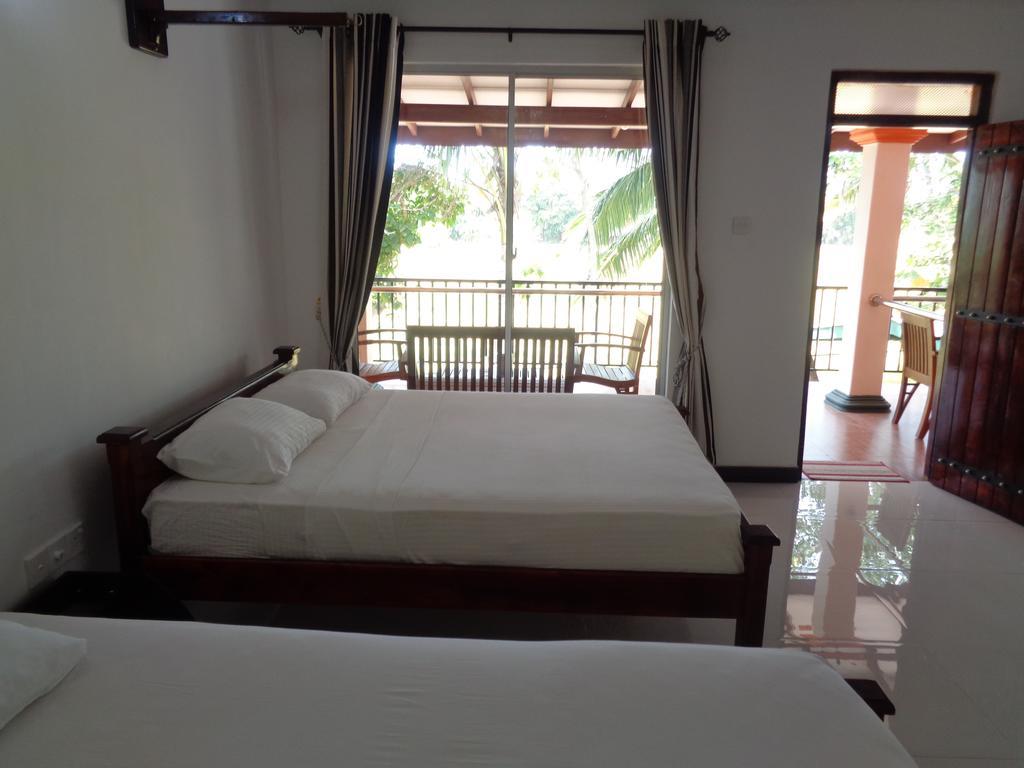 Man Guest Polonnaruwa Hotel Bagian luar foto