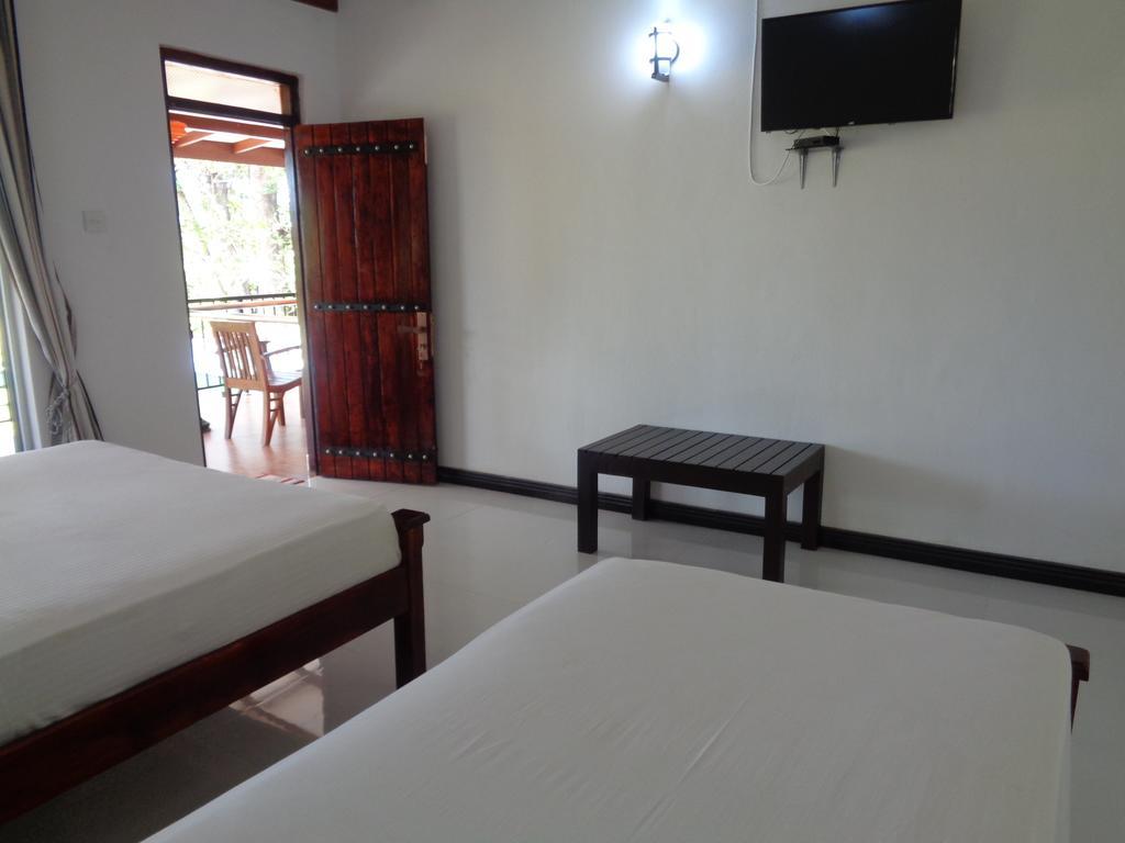 Man Guest Polonnaruwa Hotel Bagian luar foto