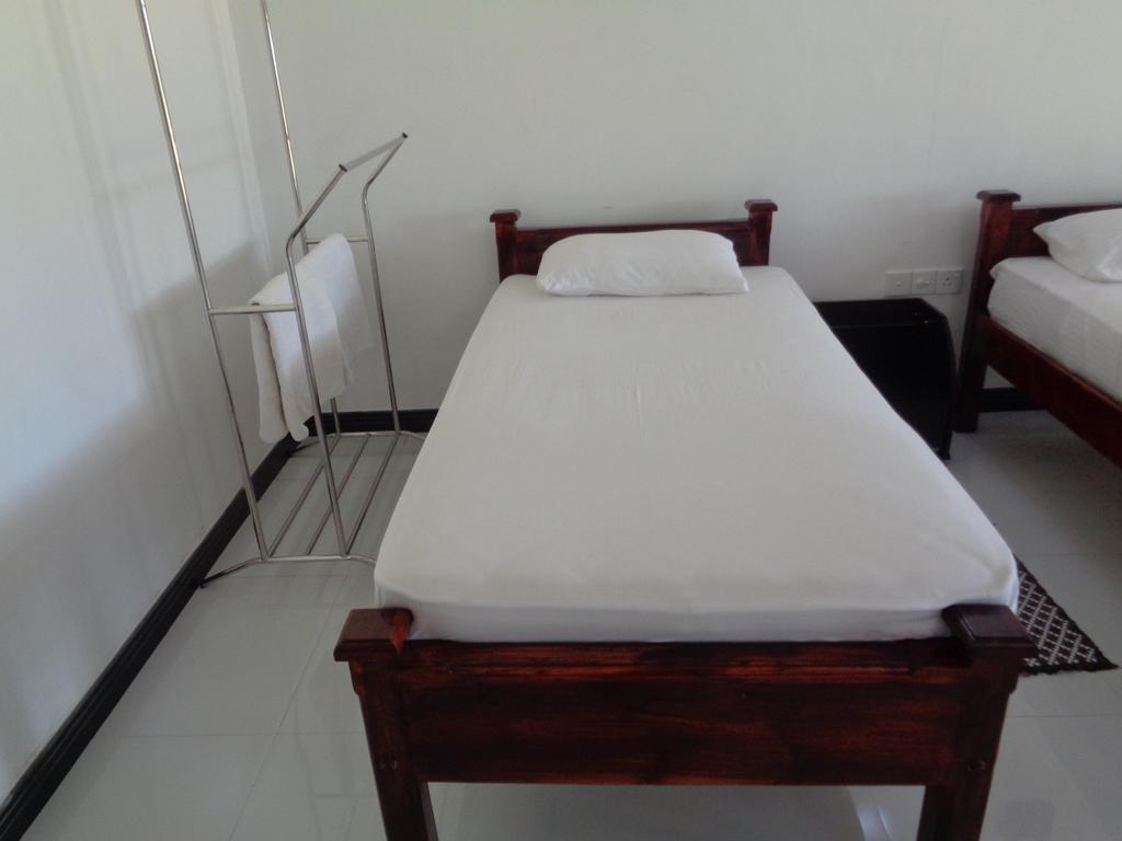 Man Guest Polonnaruwa Hotel Bagian luar foto