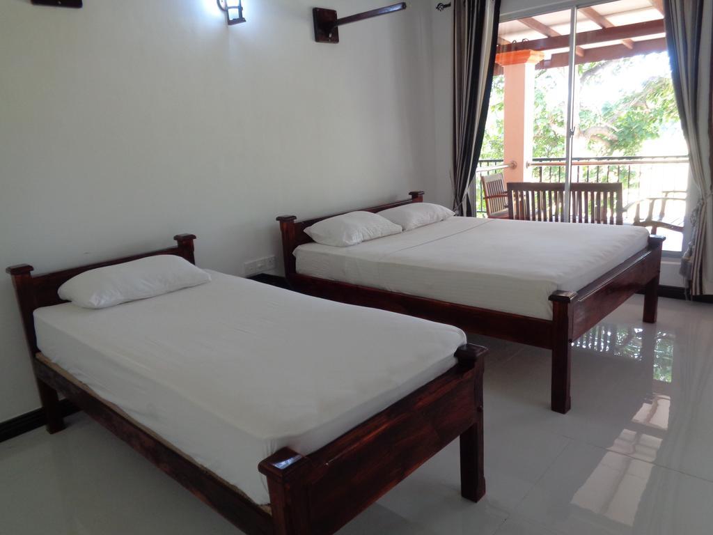 Man Guest Polonnaruwa Hotel Bagian luar foto