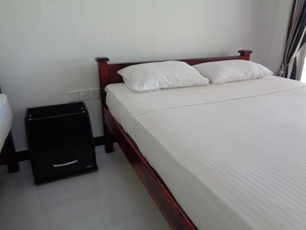 Man Guest Polonnaruwa Hotel Bagian luar foto