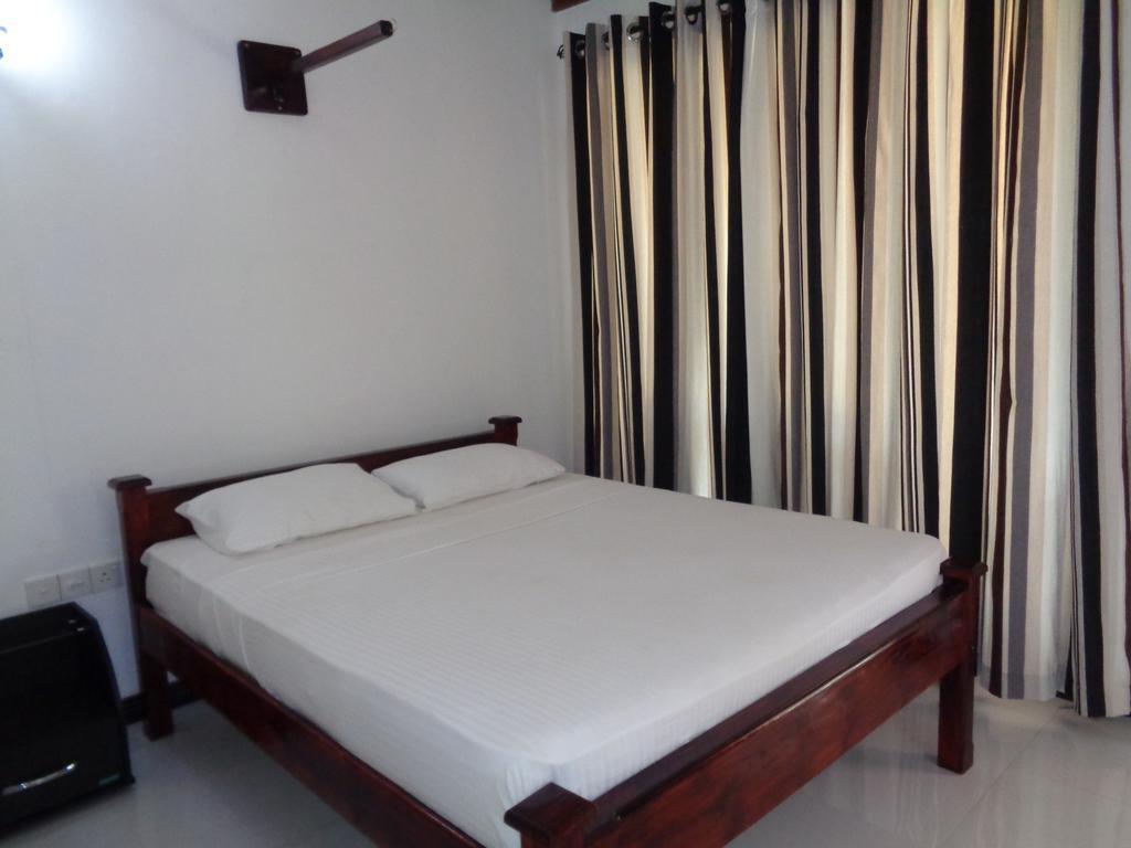 Man Guest Polonnaruwa Hotel Bagian luar foto