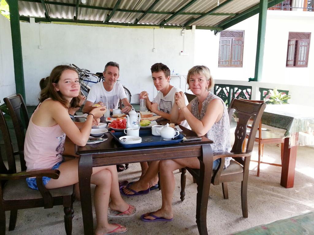Man Guest Polonnaruwa Hotel Bagian luar foto