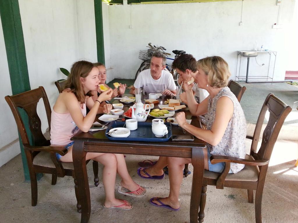 Man Guest Polonnaruwa Hotel Bagian luar foto