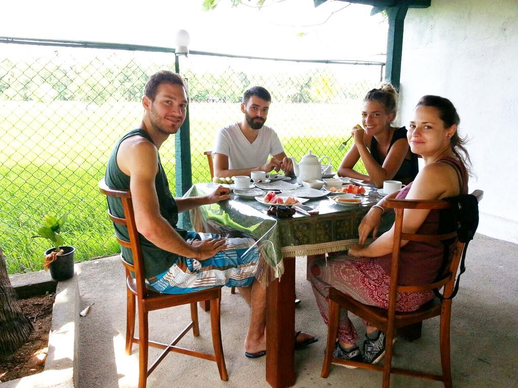 Man Guest Polonnaruwa Hotel Bagian luar foto