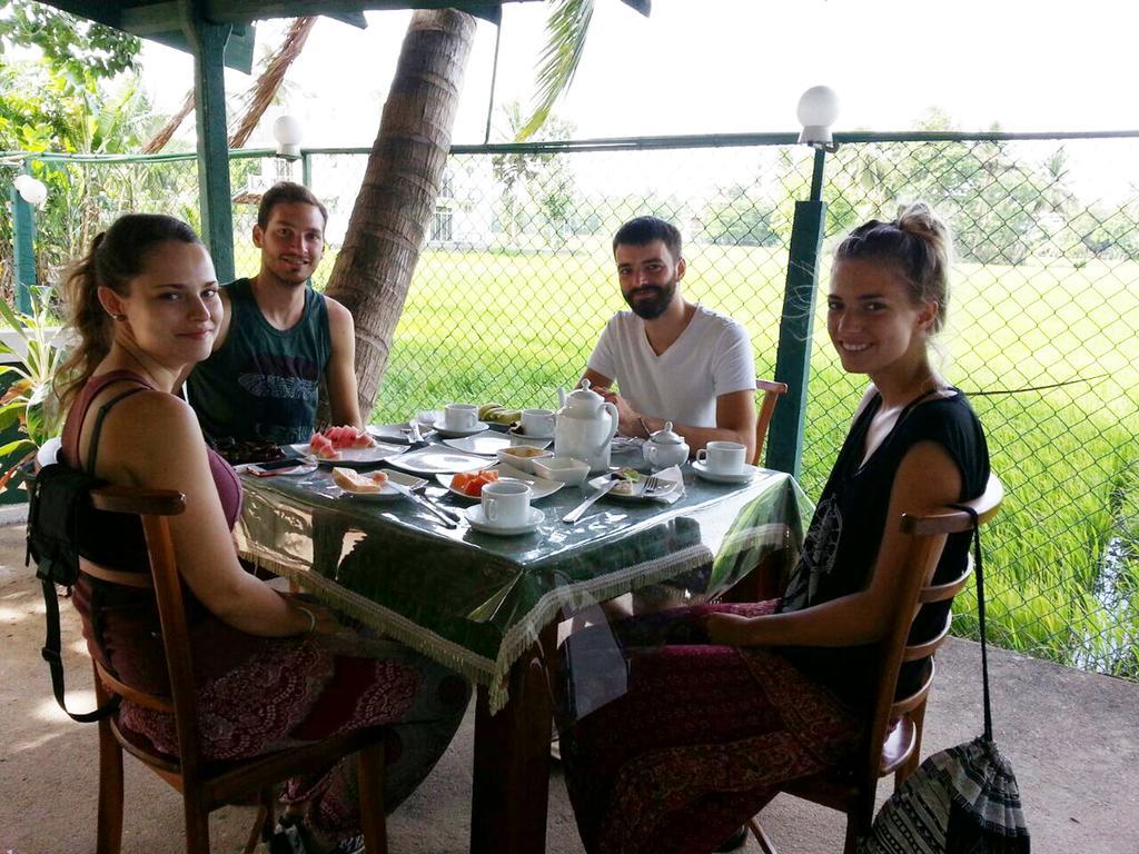 Man Guest Polonnaruwa Hotel Bagian luar foto