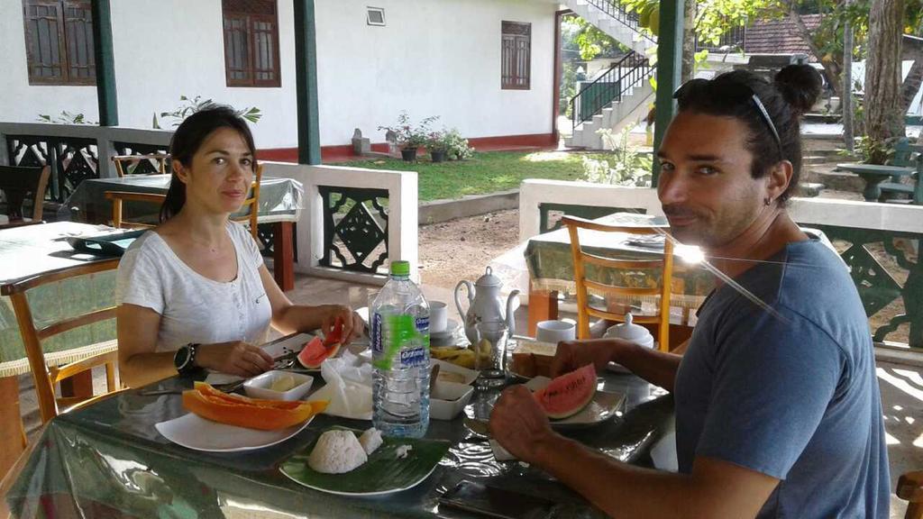 Man Guest Polonnaruwa Hotel Bagian luar foto