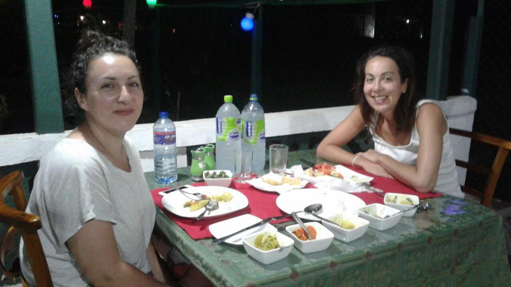 Man Guest Polonnaruwa Hotel Bagian luar foto